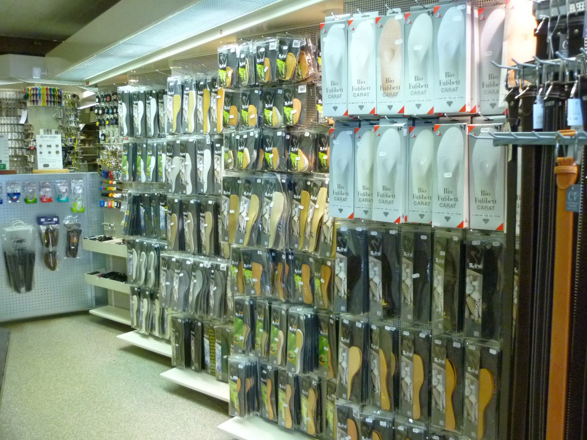 De wand met inlegzolen in de winkel