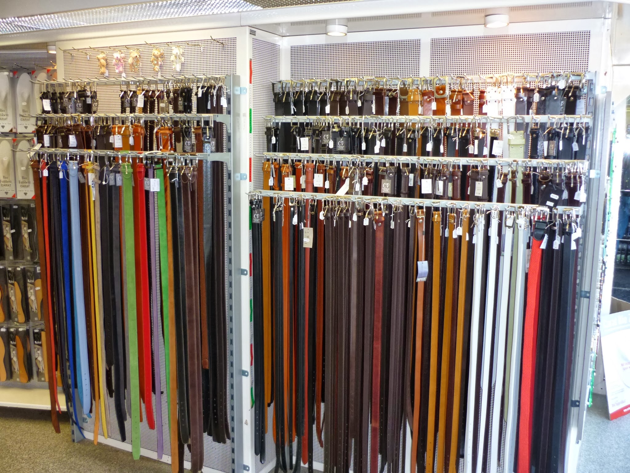 De wand met leren riemen in de winkel