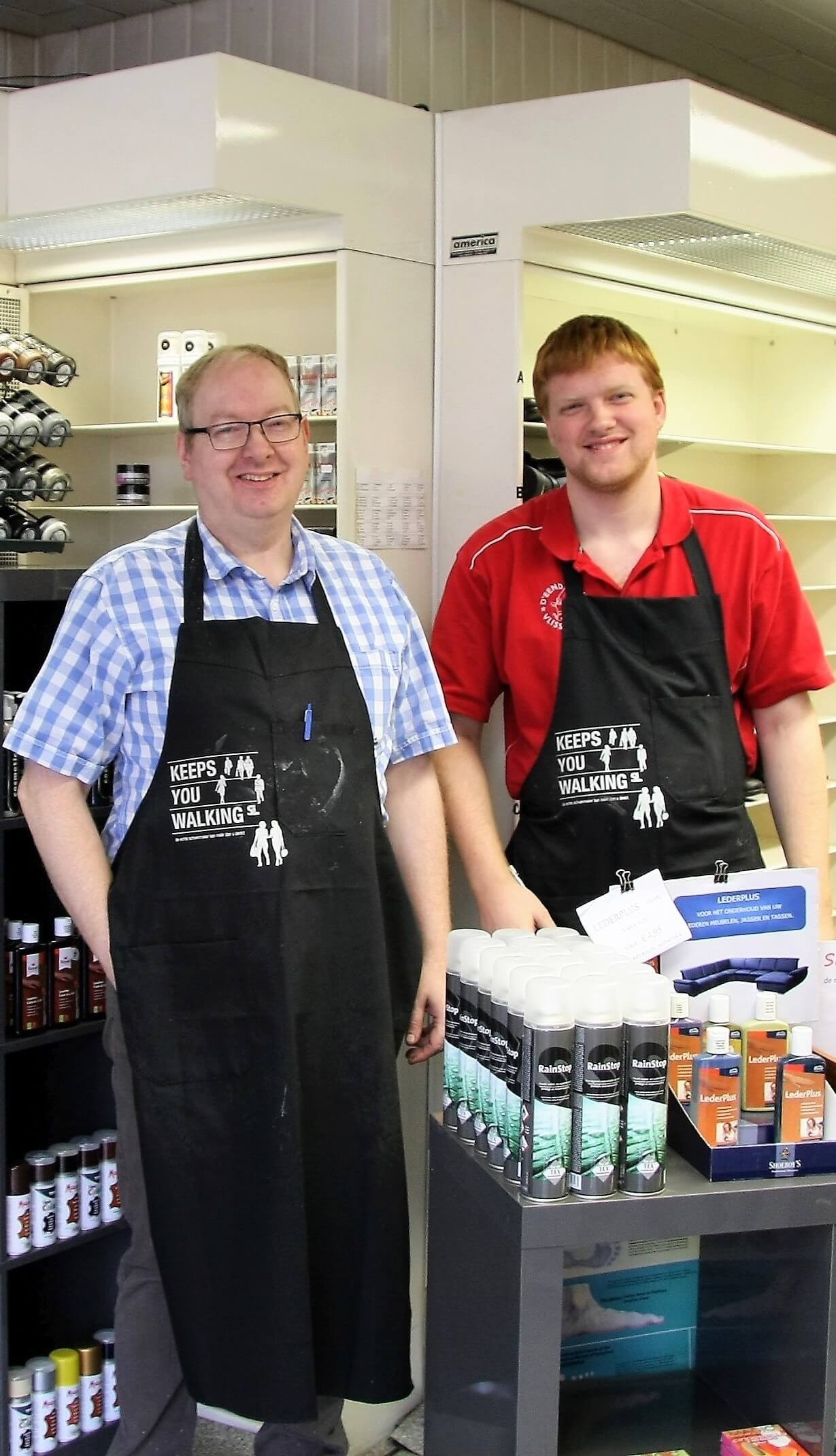 Ron van Herpen en zijn zoon Stefan in hun schoenmakersschorten in de werkplaats